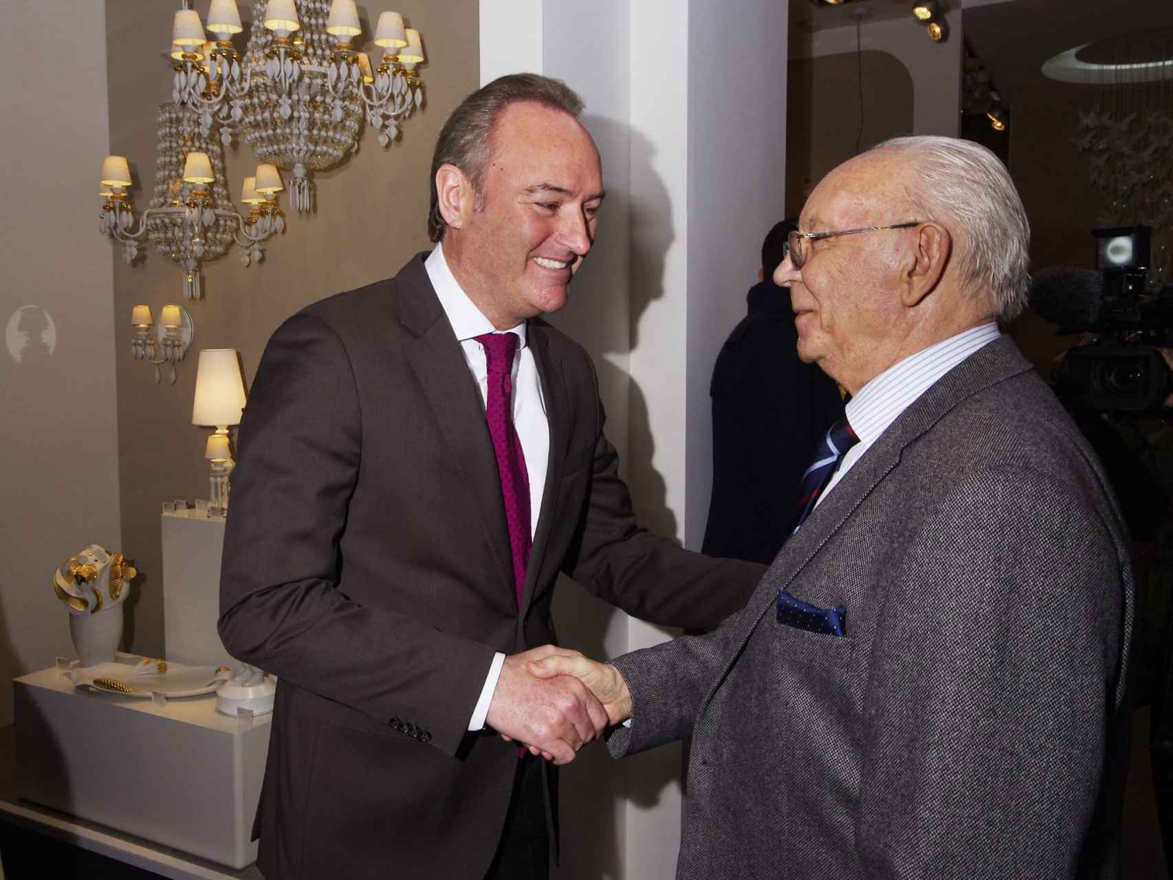 Juan Lladró saluda al expresidente valenciano Alberto Fabra.