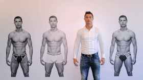 Cristiano Ronaldo posa con su imagen en la que posa en calzoncillos