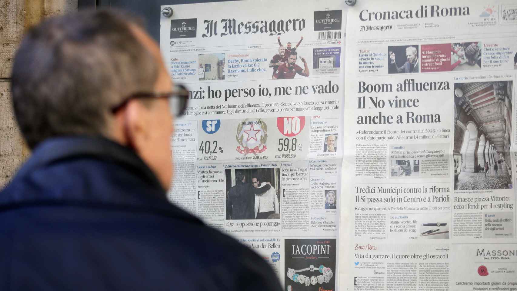 Portadas de diarios italianos este lunes en un kiosko de Roma