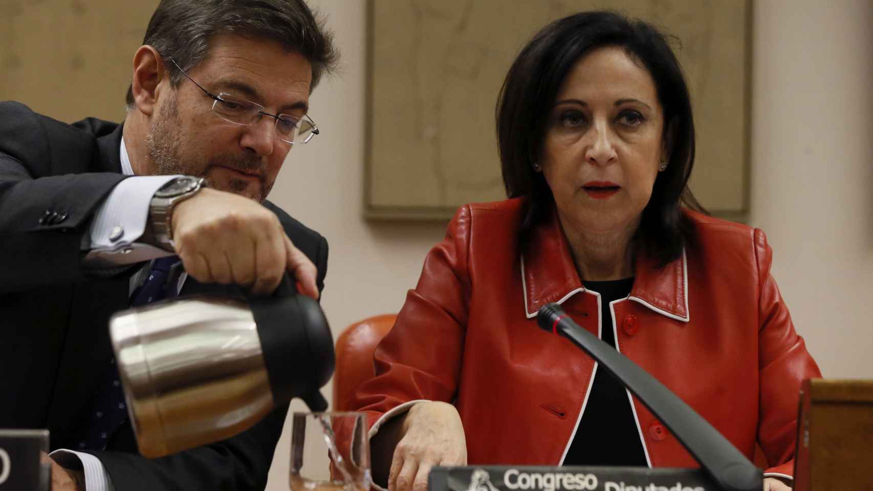 El titular de Justicia,  junto a la presidenta de la Comisión de Justicia del Congreso, Margarita Robles.