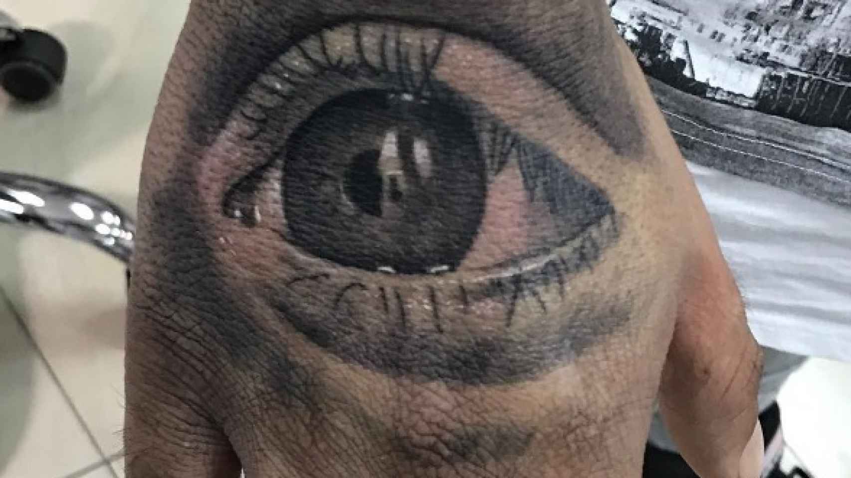 Imágenes del día: Kiko Rivera se tatúa el ojo de su hija en la mano