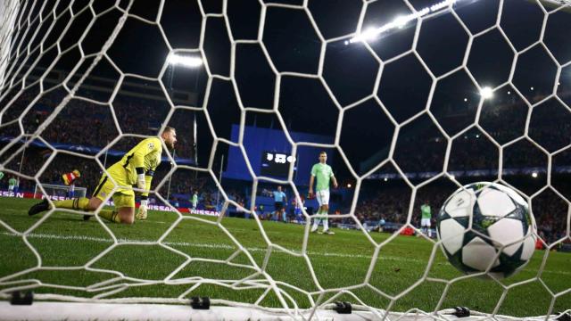 Un balón de la Champions entra en una de las porterías del Calderón.