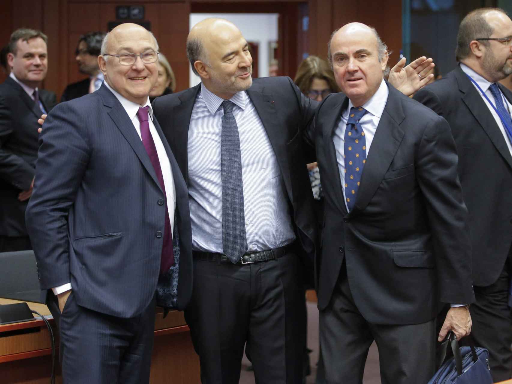 Guindos posa con Moscovici y el ministro francés Michel Sapin al inicio del Eurogrupo