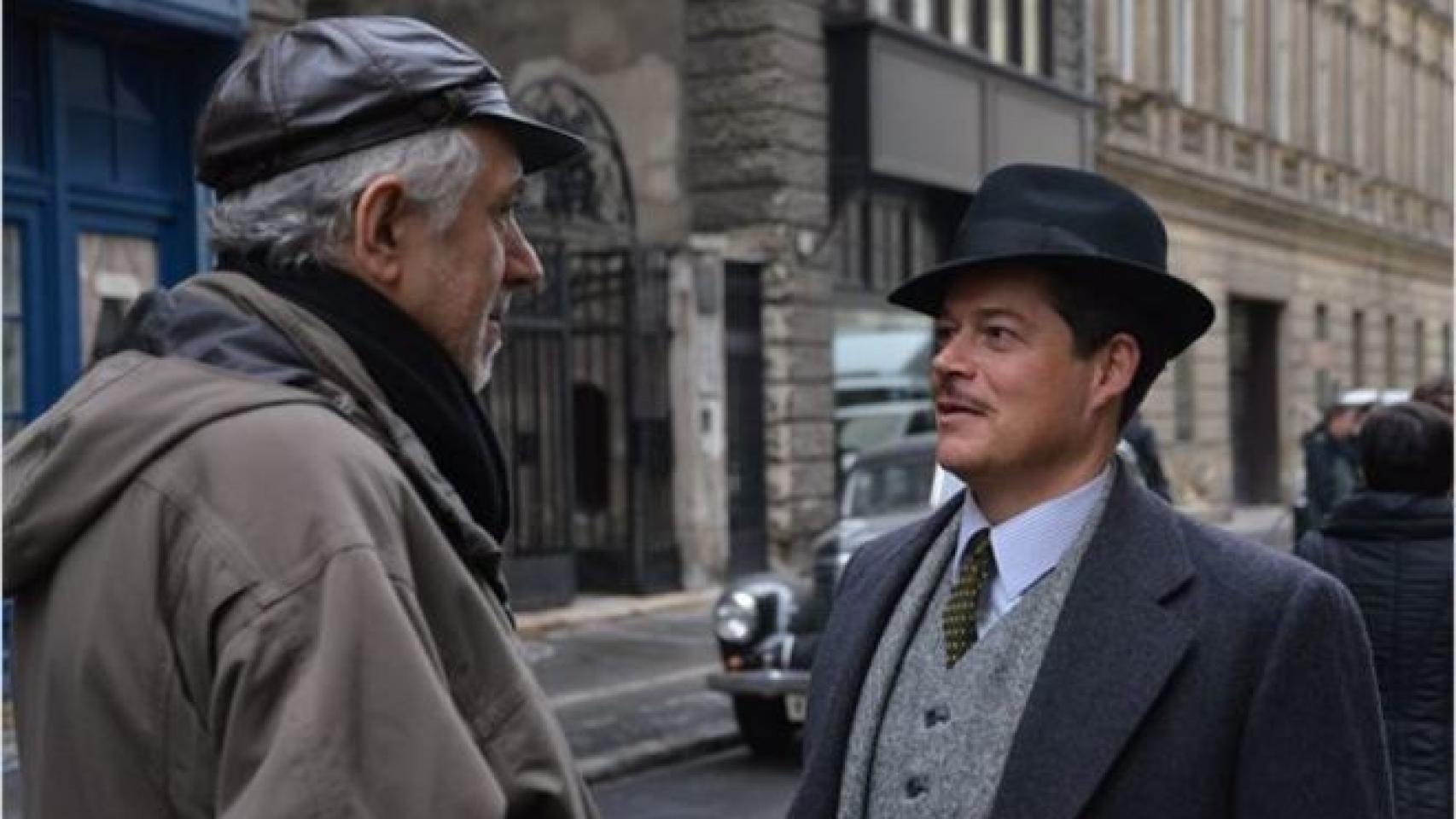 Trueba con el actor, durante un momento del rodaje de 'La reina de España'