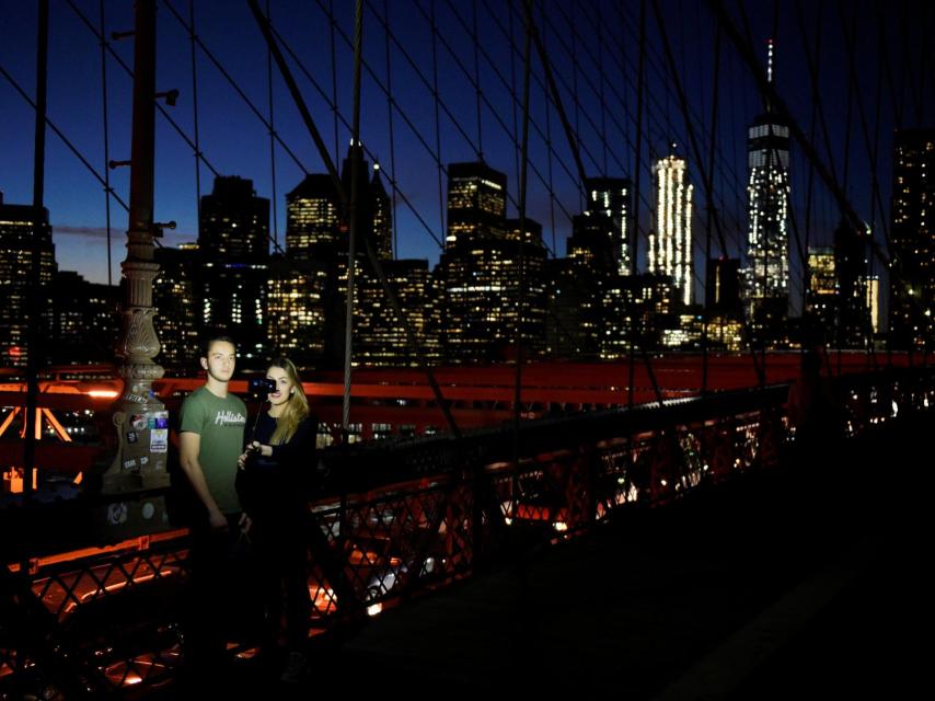 Dos hermanos se hacen un selfie en el puente de Brooklyn, Nueva York.