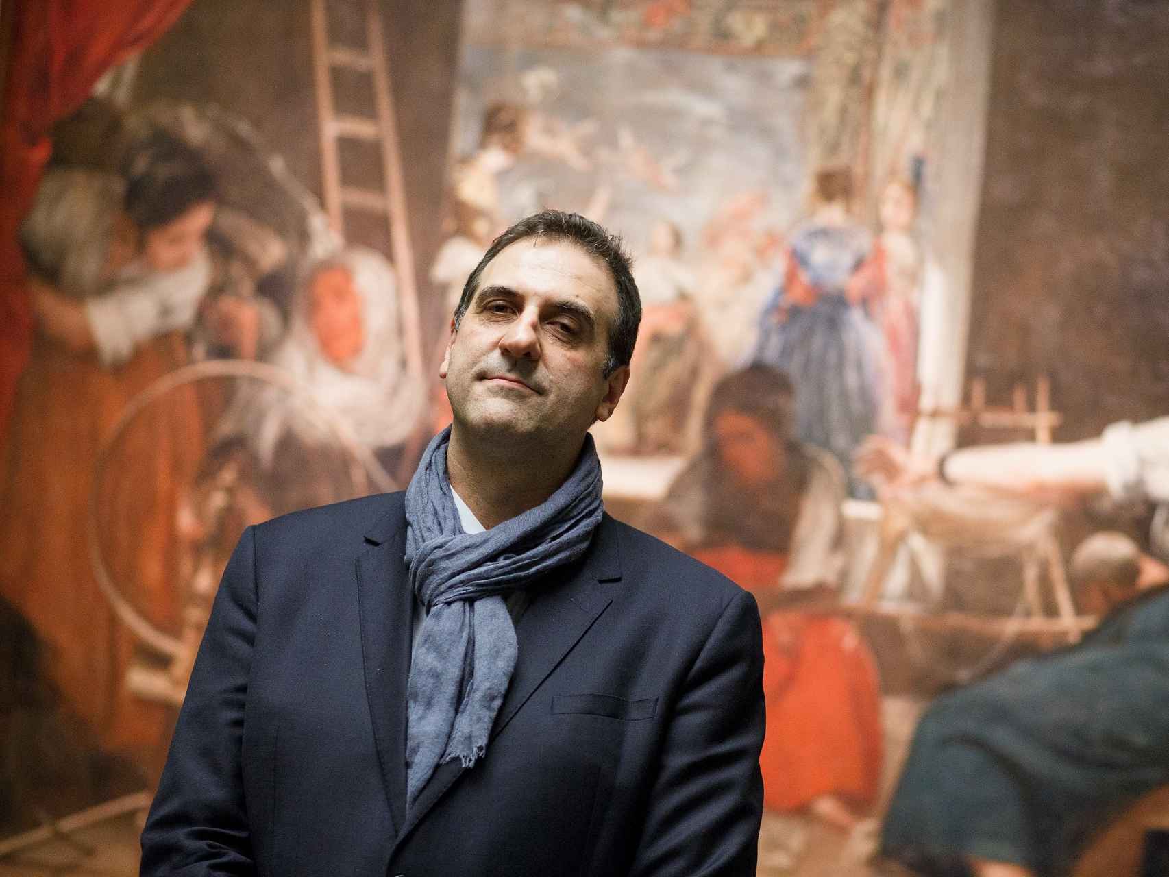 Gabriele Finaldi, junto a Las hilanderas, el día del anuncio de su marcha a la National Gallery.