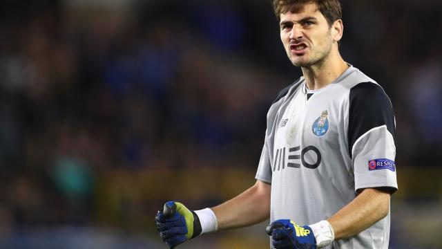 Casillas celebra un gol de su equipo.