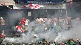 La Policía francesa disuelve un enfrentamiento entre hinchas ingleses y rusos en la Eurocopa.