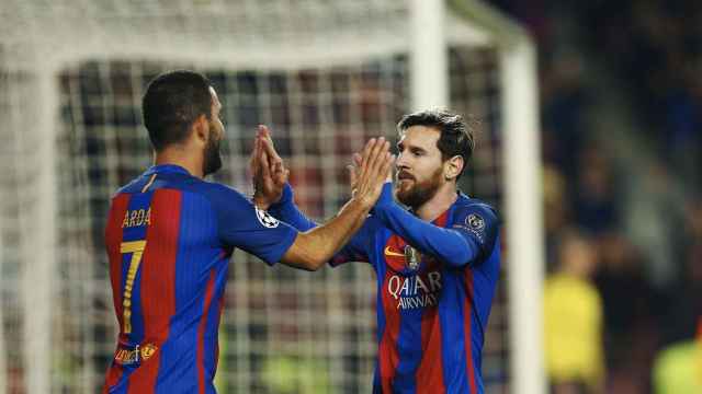 Arda Turan celebra un gol con Messi.