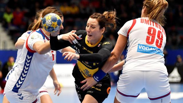 Macarena Aguilar intenta disparar entre la defensa serbia.