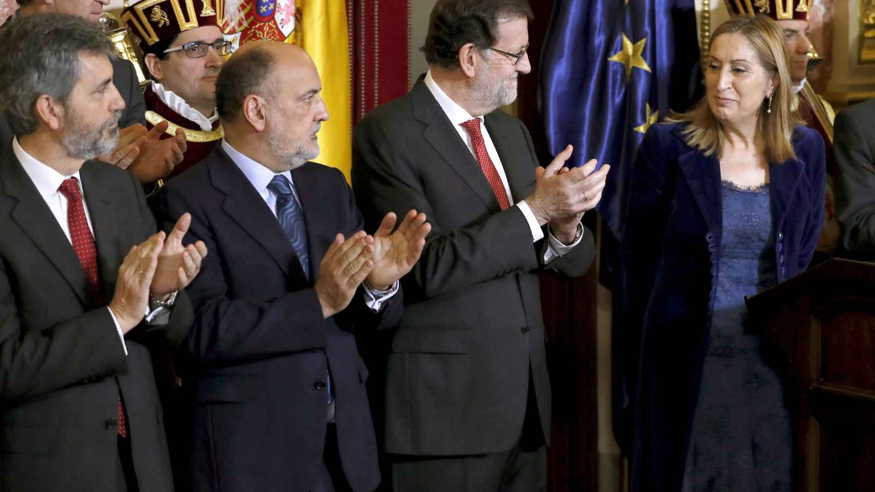 Mariano Rajoy, Carlos Lesmes (i) y  Francisco Pérez de los Cobos aplauden a la presidenta del Congreso, Ana Pastor, en el acto celebrado hoy