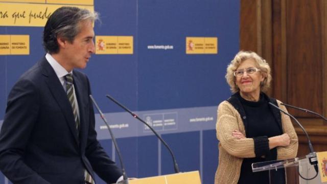 De la Serna, ministro de Fomento, y Carmena tras su última reunión.