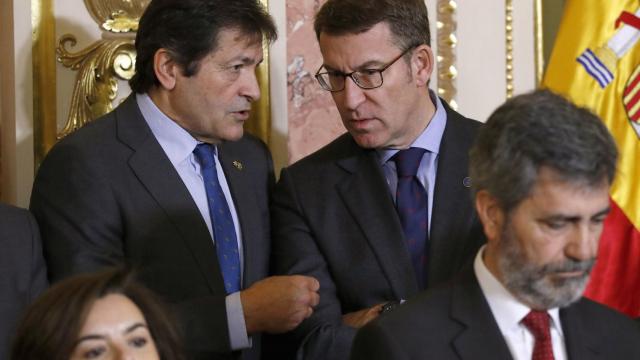 Javier Fernández, también presidente de Asturias, junto a Feijóo, de Galicia.