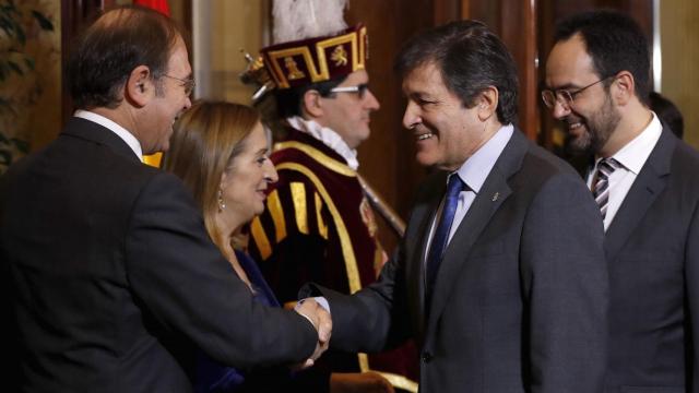 Fernández, junto a Antonio Hernando, saluda a los presidentes del Congreso y el Senado.