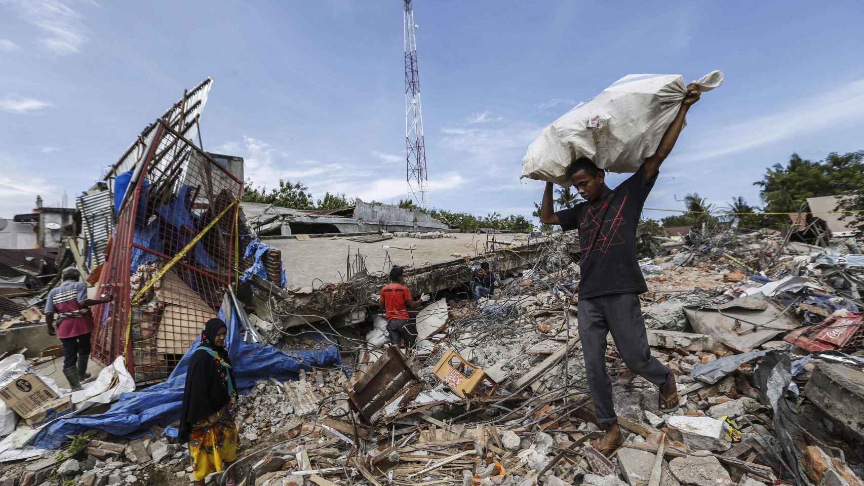 Ciudadanos indonesios buscan sus pertenencias entre los escombros tras el terremoto