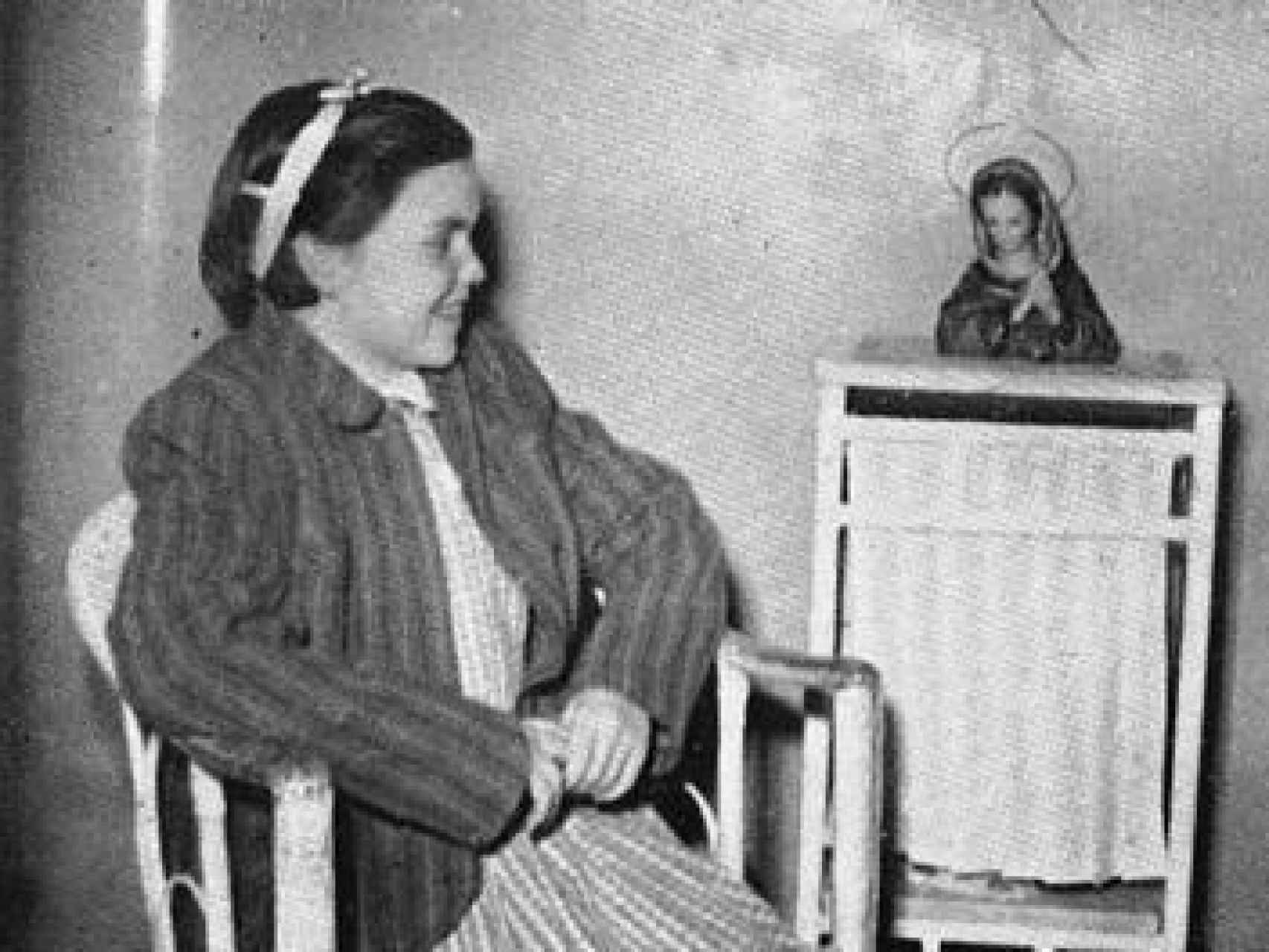 Josefina, en la habitación del hospital, rezando a la Virgen por su curación.