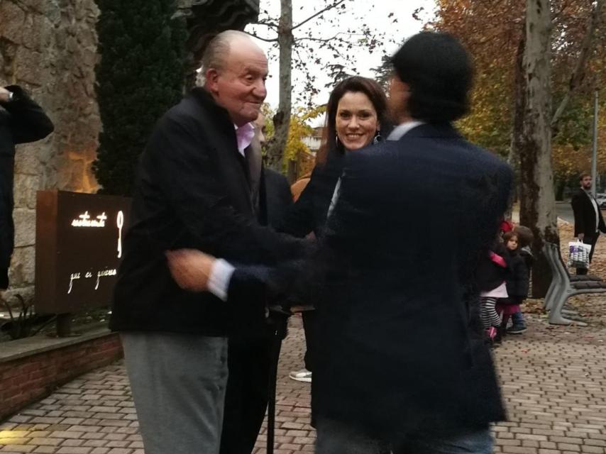 Momento de la llegada del rey Juan Carlos, al que Eva María se dispone a saludar.