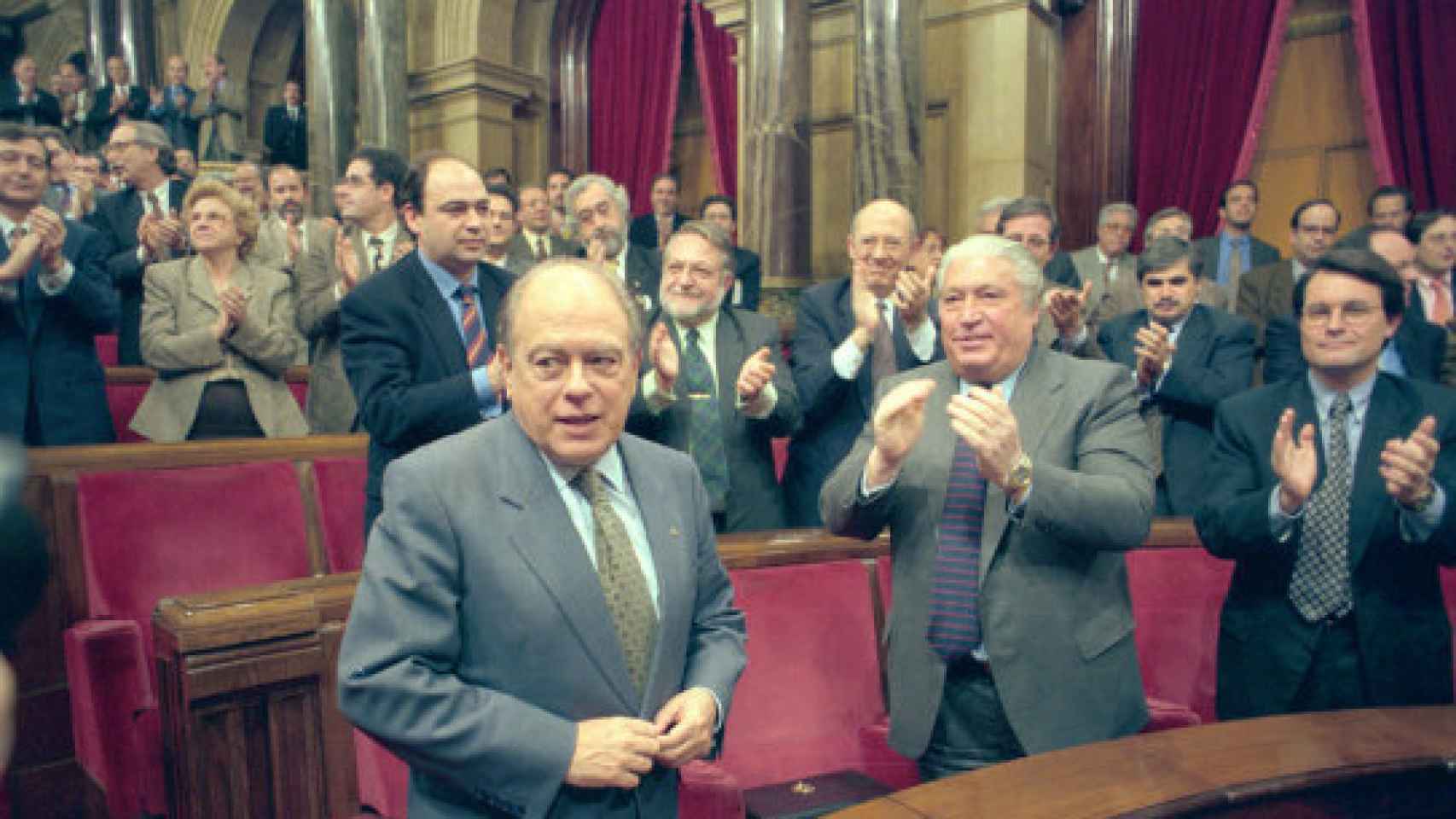 Macià Alavedra aplaude a Jordi Pujol tras su victoria, con Artur Mas en segundo plano