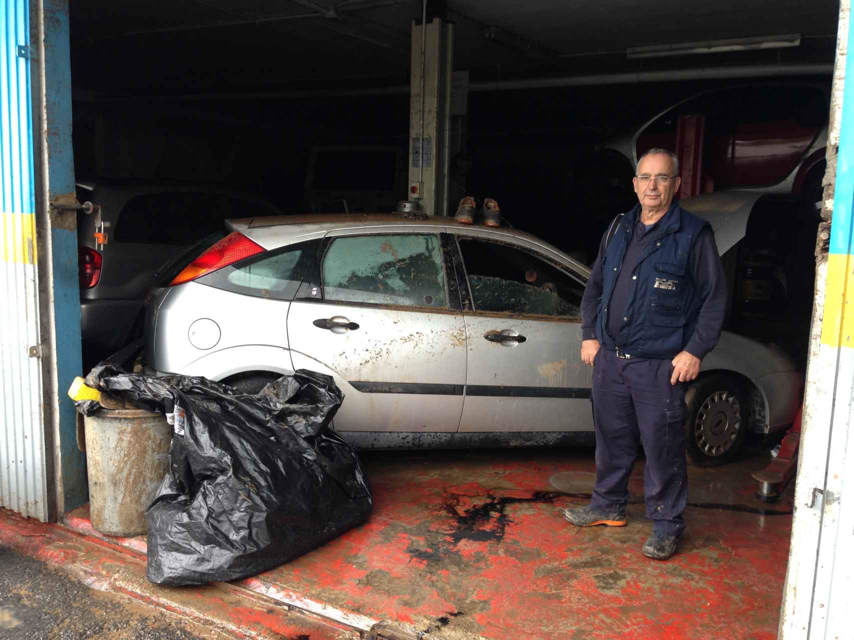 Juan, mecánico, ha perdido 70.000 euros por los destrozos de la lluvia que acabó con la vida de Ionela.