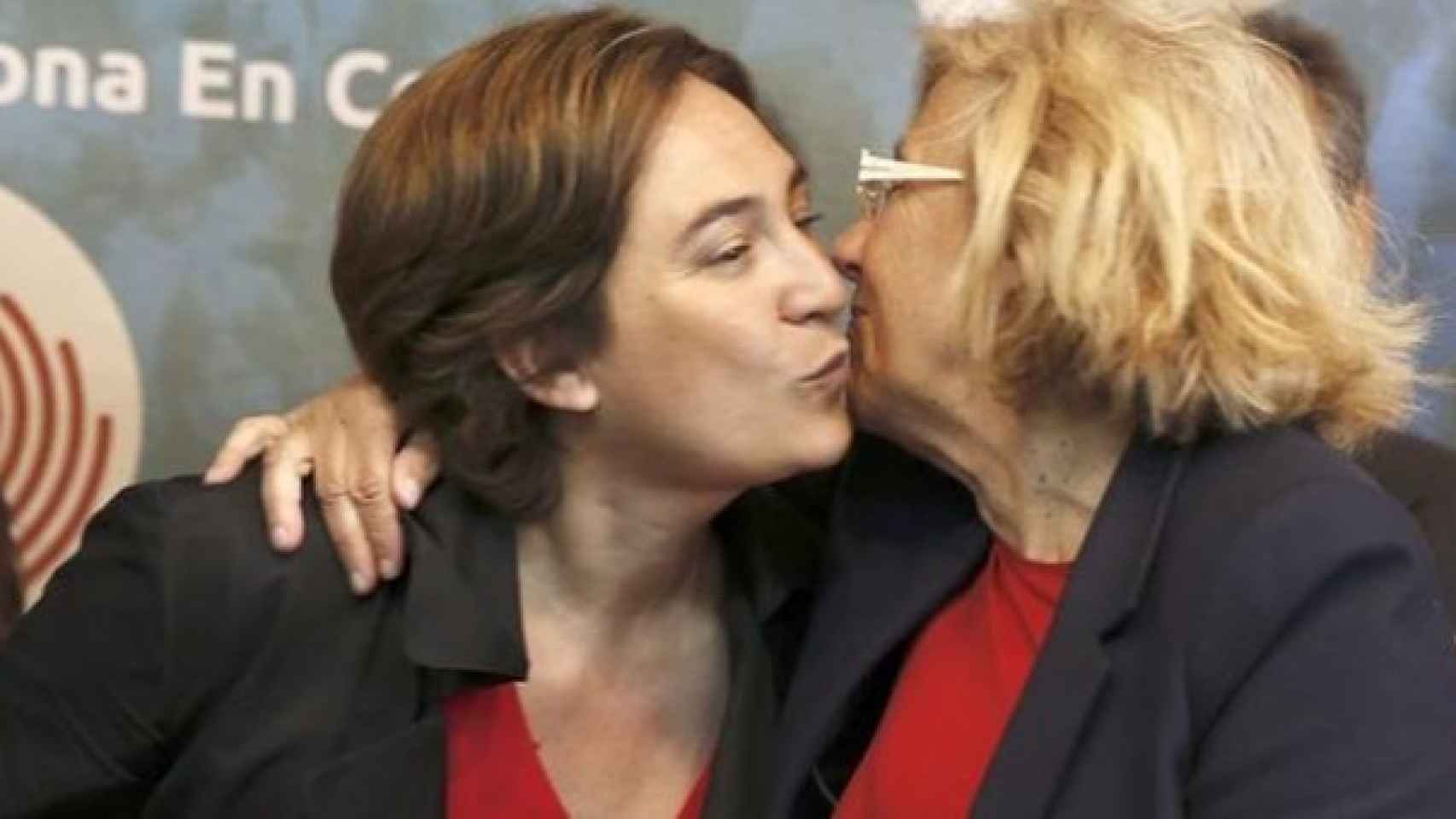 Las alcaldesas Ada Colau y Manuela Carmena.