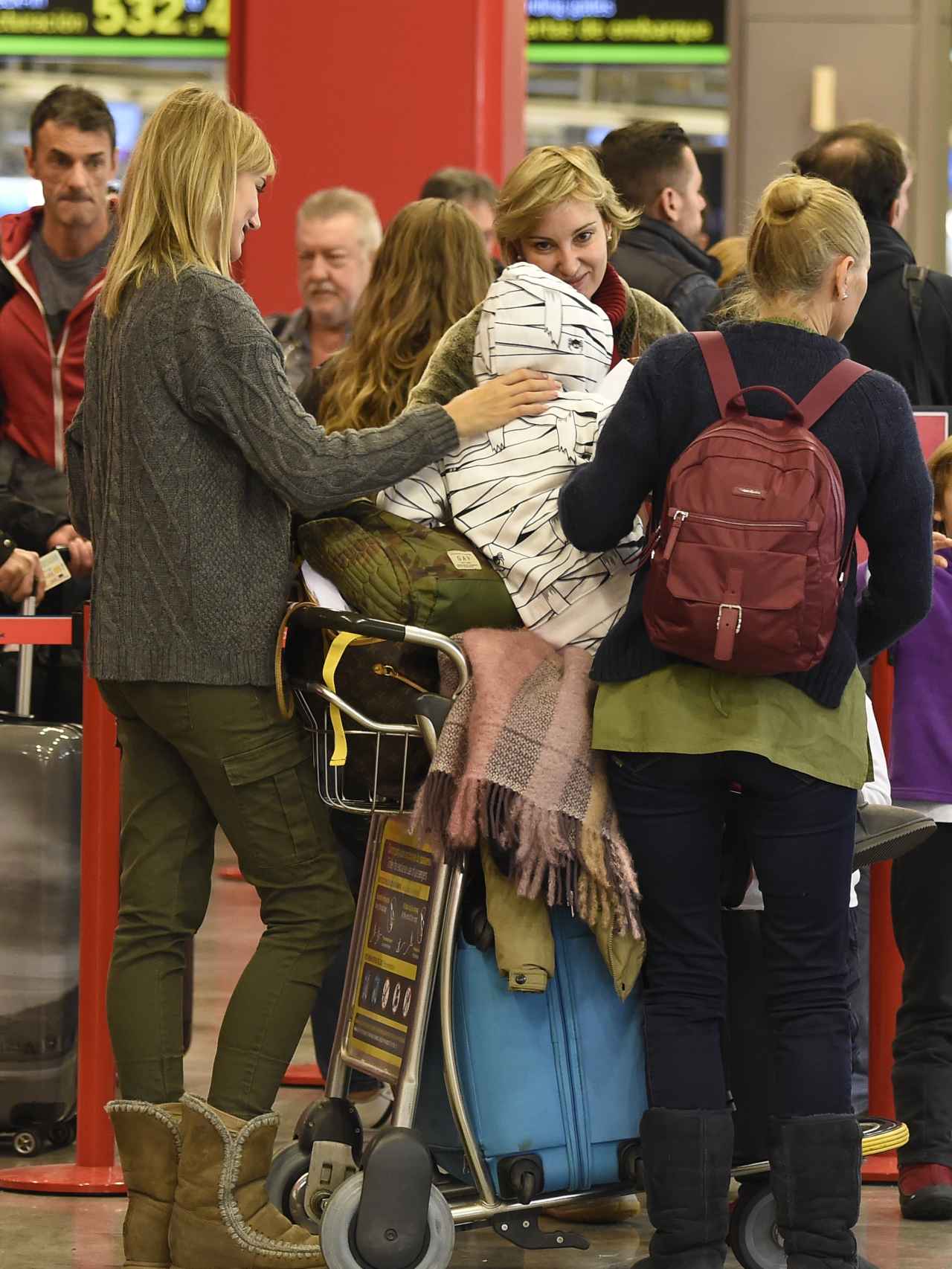 Alba este miércoles con su madre y su hijo en el aeropuerto de Madrid