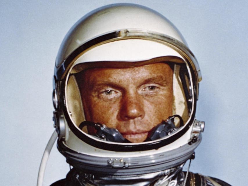 John Glenn, con su traje de la misión Mercury.