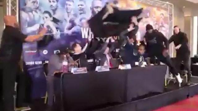 Dereck Chisora en pleno lanzamiento de mesa.