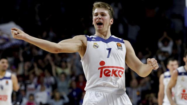 Luka Doncic celebra una de sus canastas decisivas contra el Zalgiris.