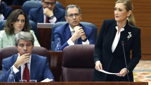 Cristina Cifuentes y, justo detrás, Enrique Ossorio.