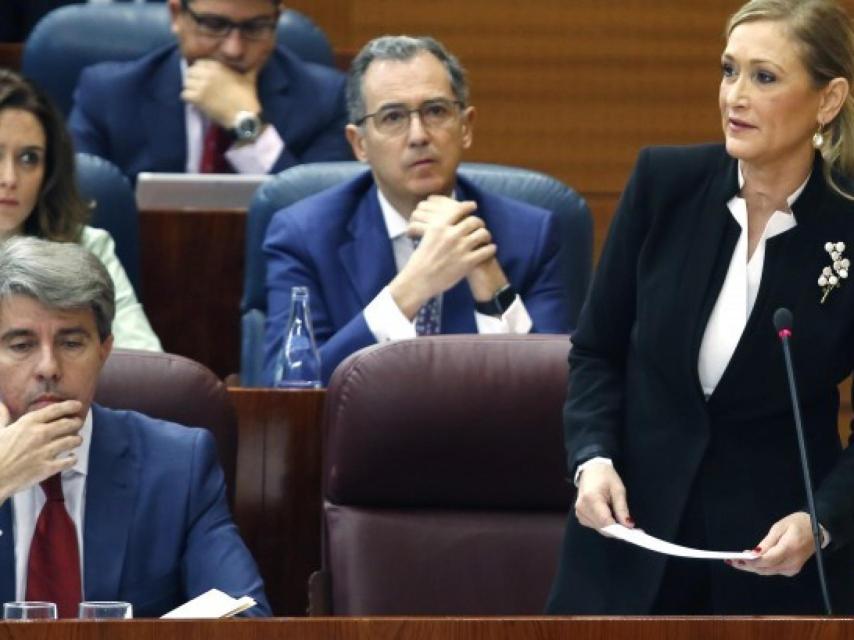 Cifuentes y, justo detrás, Enrique Ossorio, denunciado por Moñux.