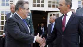 El ministro español del Interior, Juan Ignacio Zoido, es recibido por su homólogo marroquí, Mohamed Hassad, en Rabat (Marruecos). EFE/Str