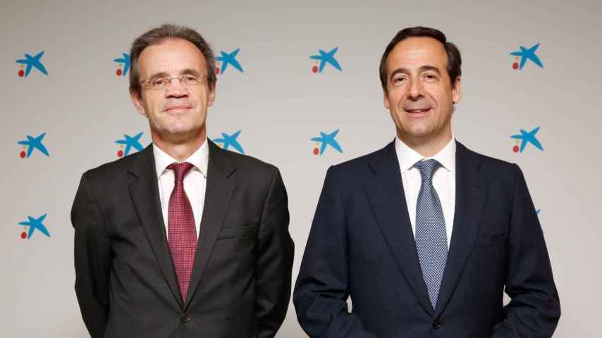 Jordi Gual, a la izquierda, y Gonzalo Gortázar, presidente y consejero delegado de Caixabank.