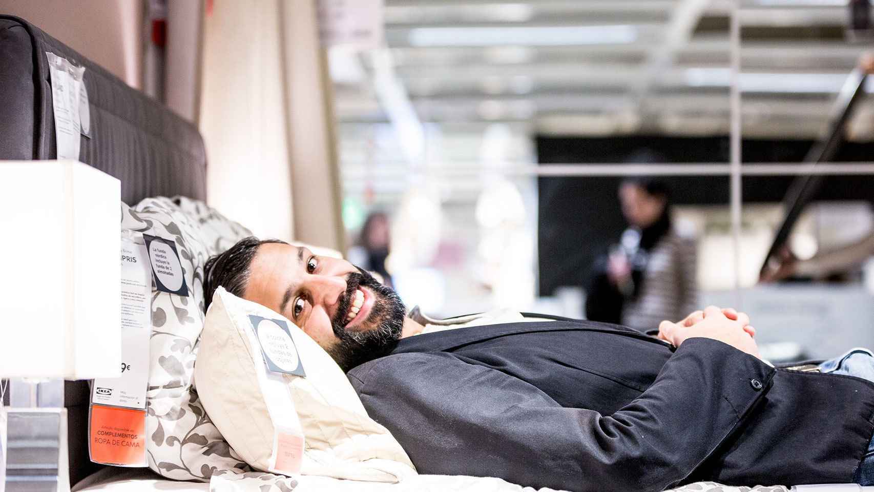 El director general de Ikea Ibérica prueba una de sus camas.