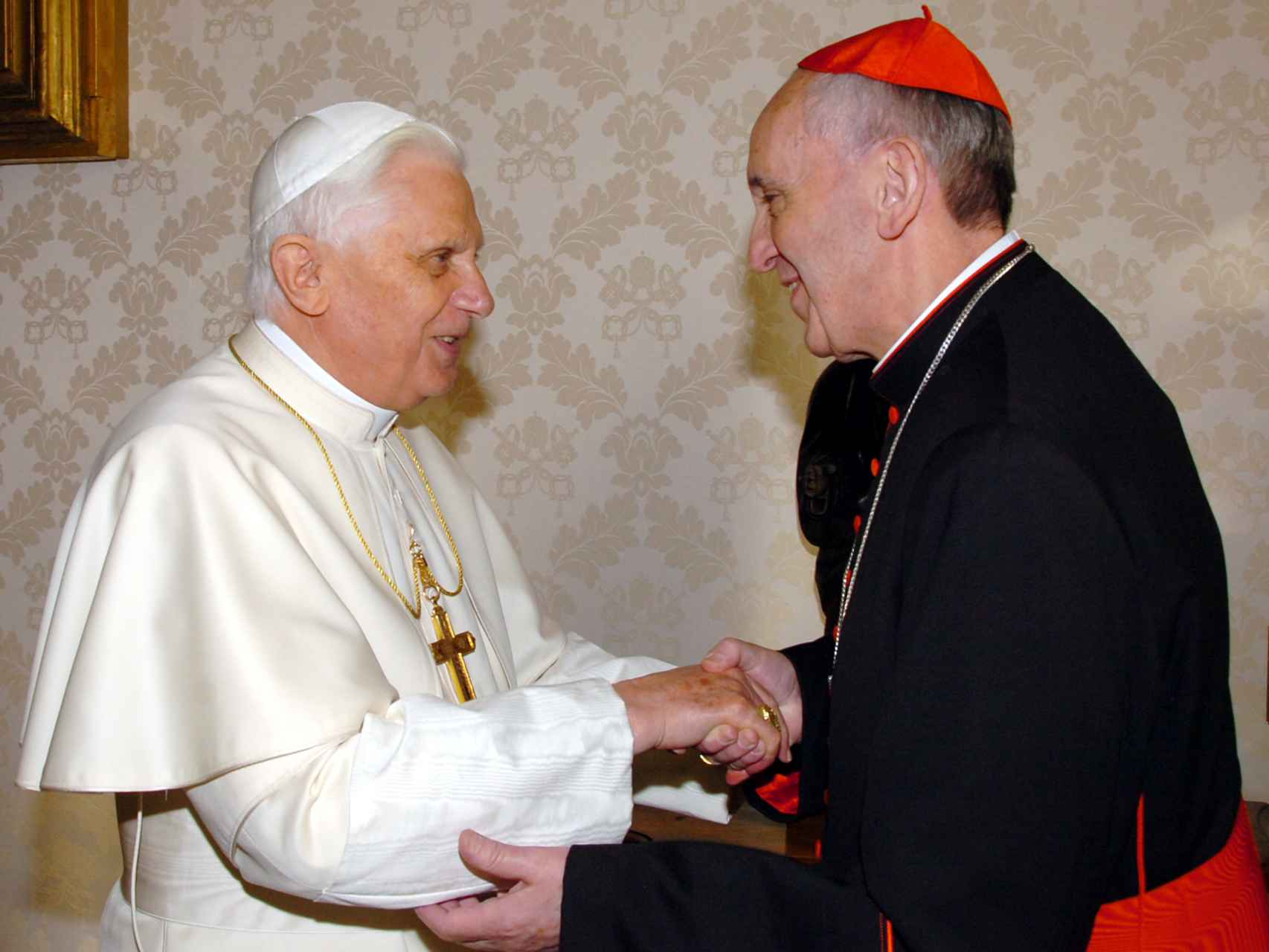 Benedicto XVI saluda al ahora papa cuando era arzobispo y cardenal. La imagen fue tomada en el Vaticano en enero de 2007.