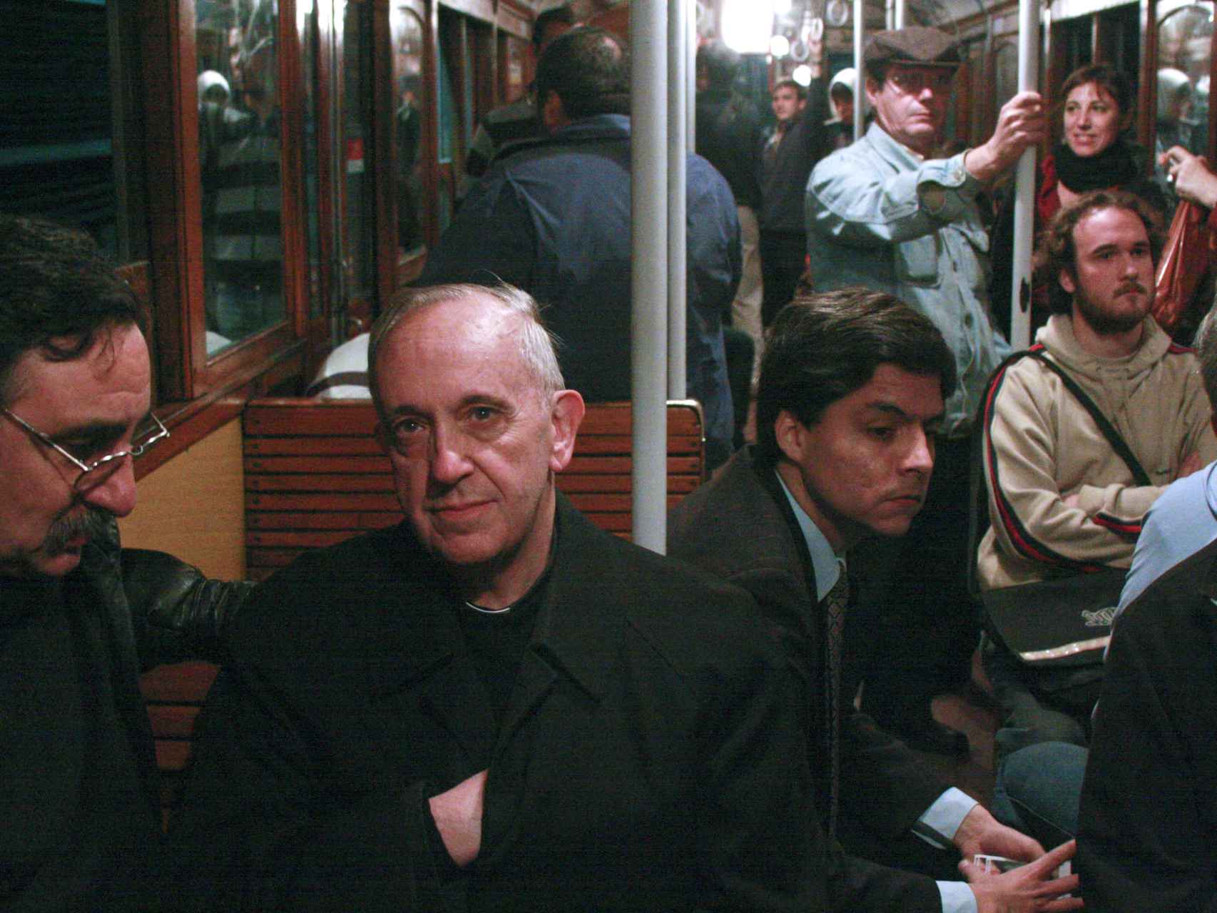 El papa Francisco en 2008 (entonces cardenal) viajando en el metro de Buenos Aires.