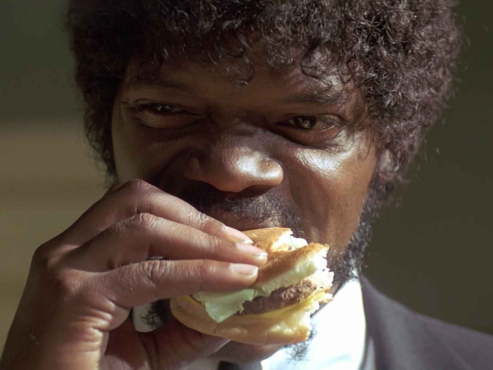 Samuel L. Jackson se come un Big Mac en Pulp Fiction.
