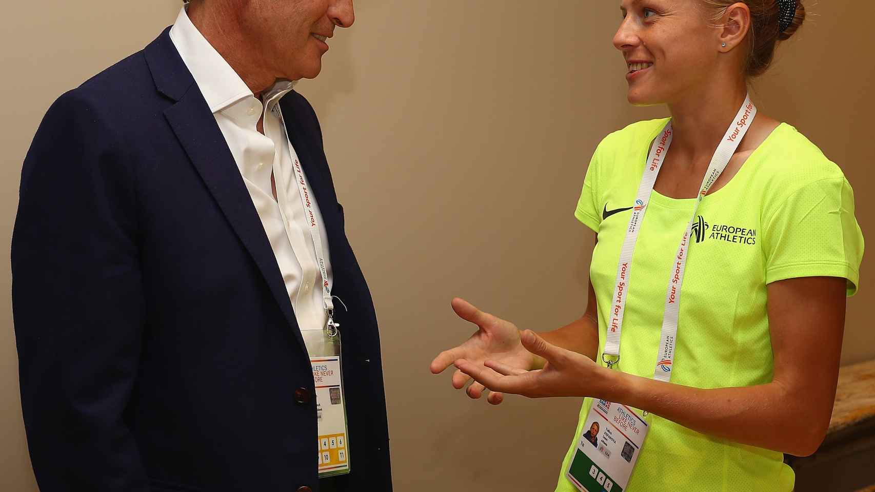 La atleta rusa Yulia Stepanova con Lord Sebastian Coe, presidente de la IAAF