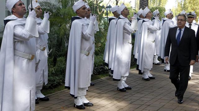 El ministro  Zoido pasa revista a la guardia de honor marroquí esta semana en Rabat. EFE/Str