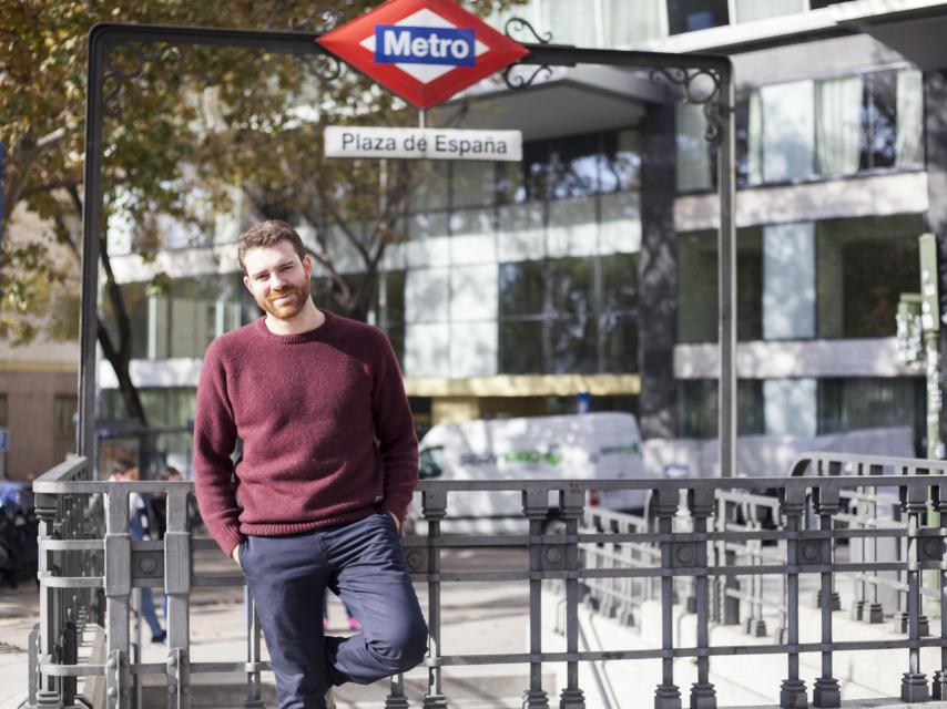 Jorge Moruno en la entrada del Metro junto a la sede de Podemos.