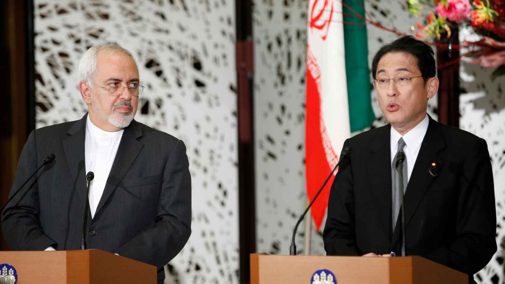 El ministro de Exteriores irani, Javad Zarif, junto a su homólogo japonés, Fumio Kishida.