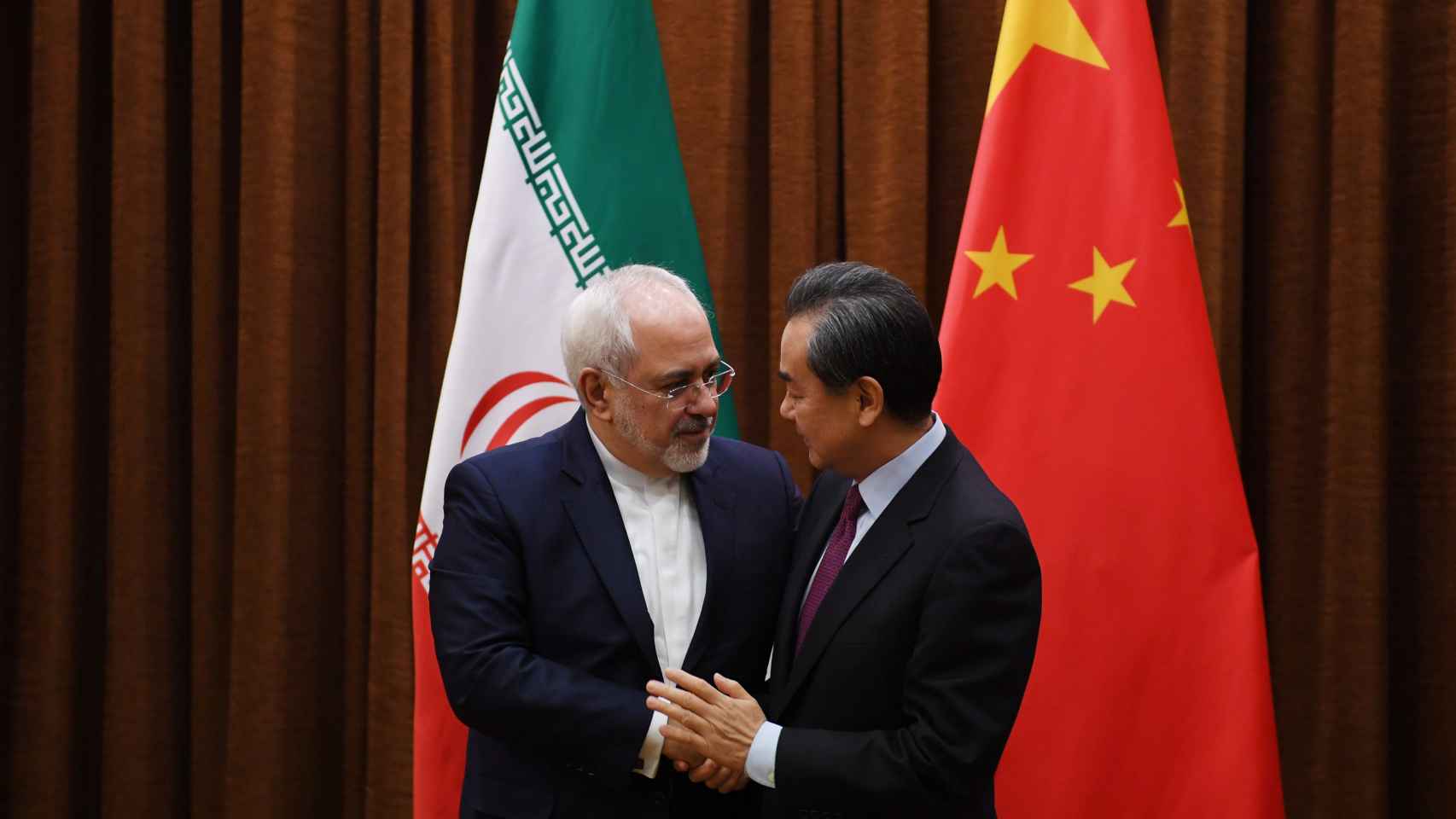 El ministro de Exteriores irani, Javad Zarif, junto a su homólogo chino, Wang Yi.