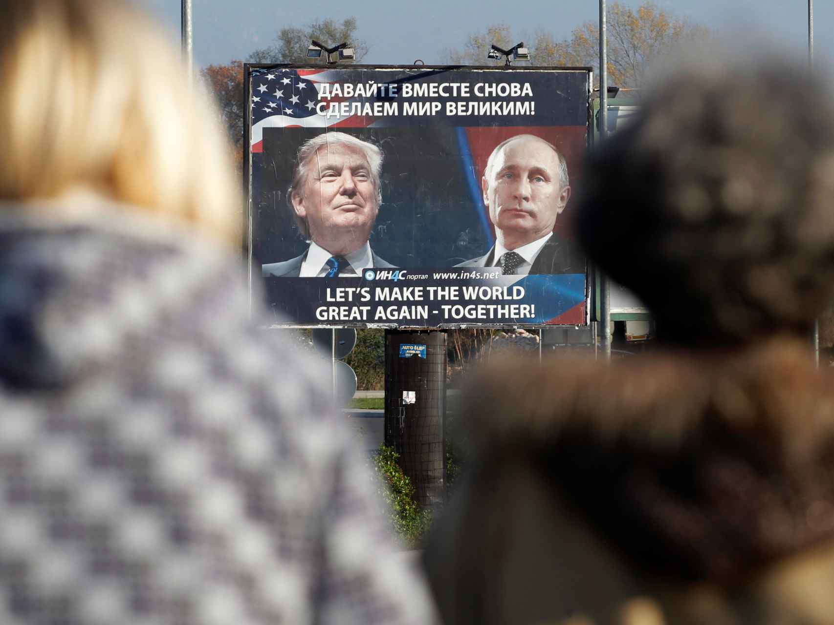 Trump y Putin, en un cartel en Montenegro: -Hagamos el mundo grande de nuevo- ¡juntos!