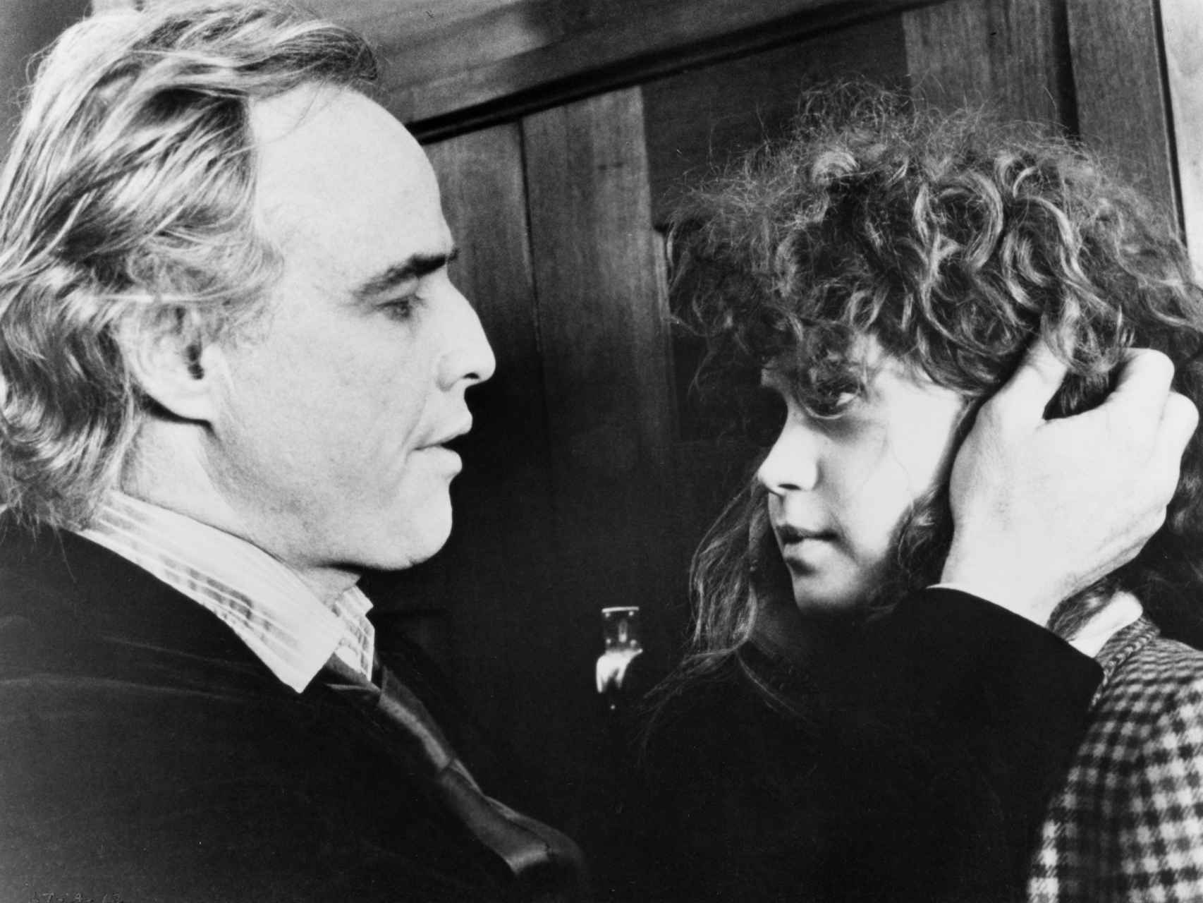la actriz junto a Marlon Brando en una de las escenas del filme.
