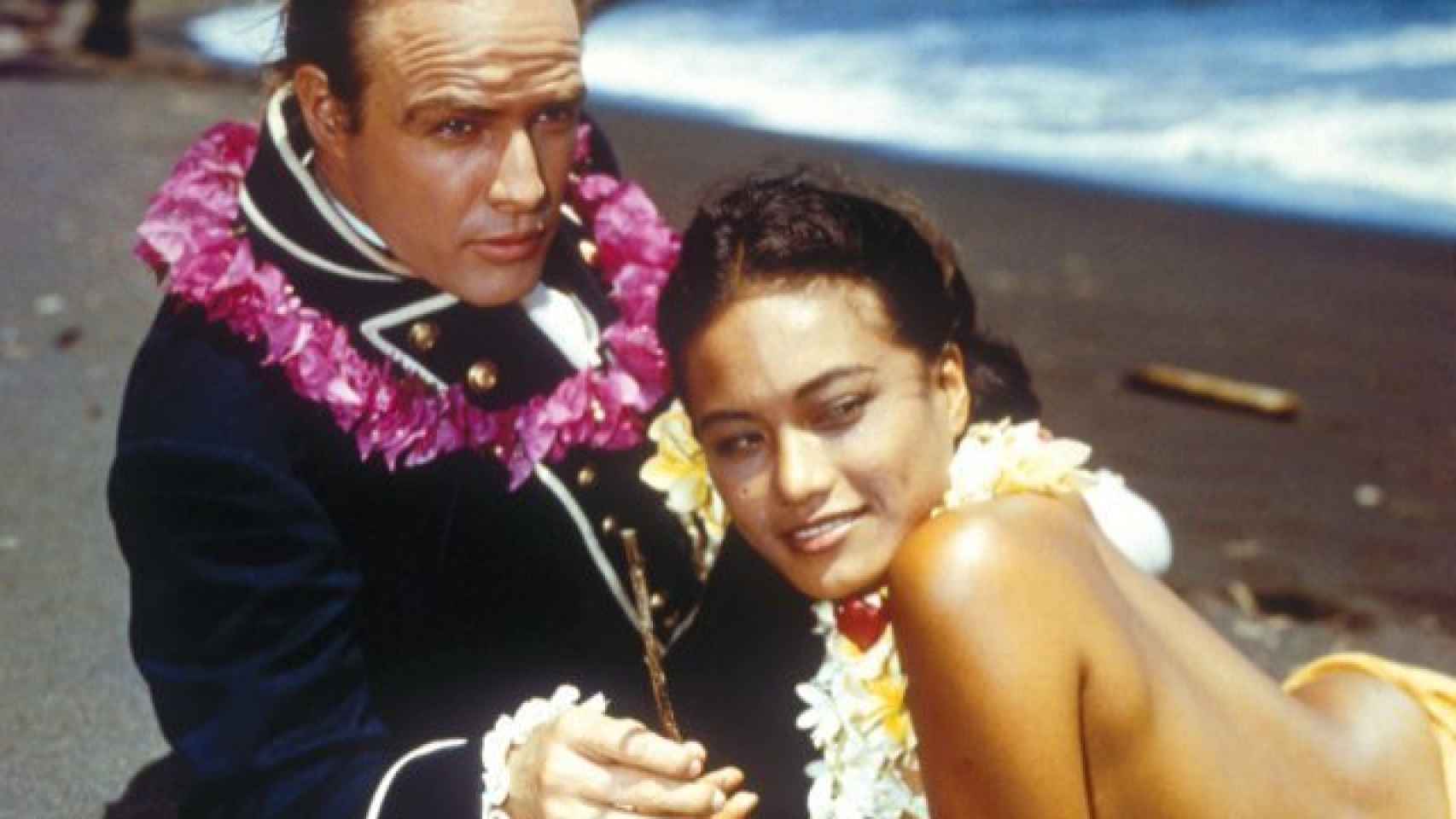 Escena de Rebelión a bordo, la película en la Brando se enamoró de nuevo.