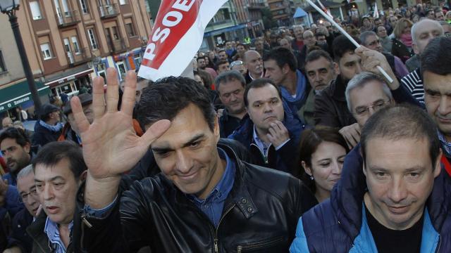 Pedro Sánchez, junto a simpatizantes, en la localidad asturiana de El Entrego.