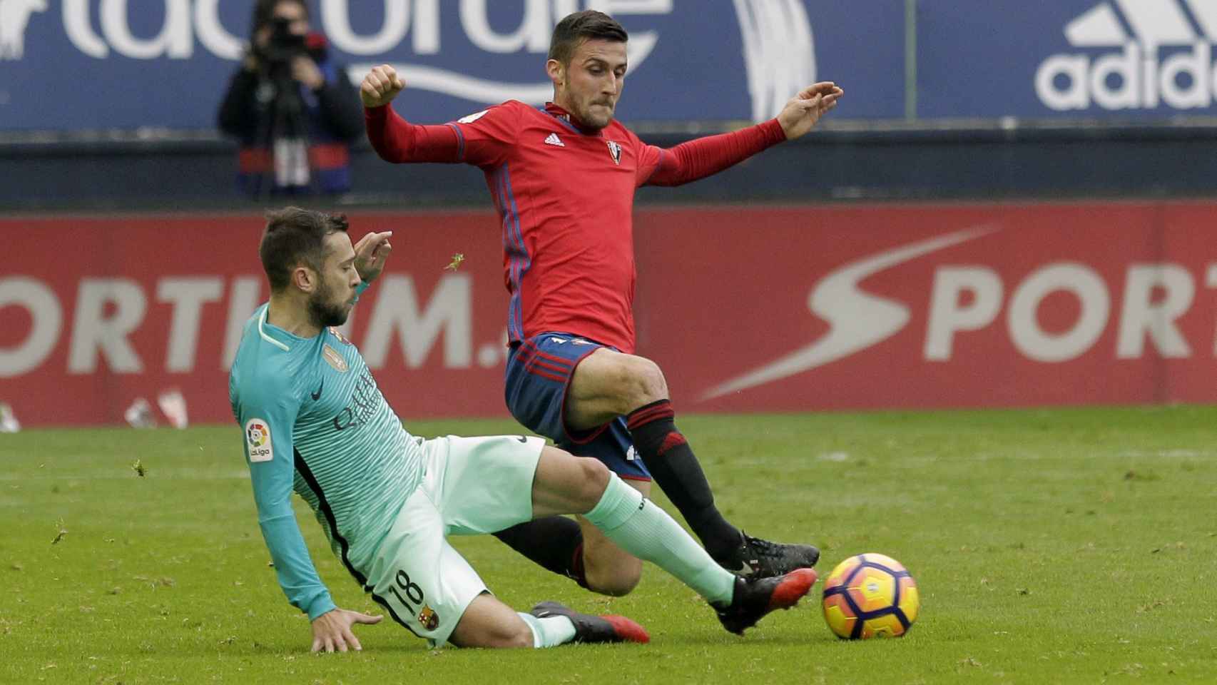 Jordi Alba intenta arrebatarle el balón a Oier Sanjurjo.