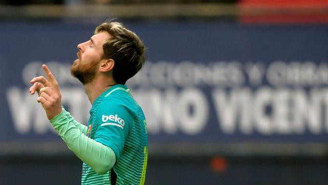 Messi celebra uno de sus dos goles a Osasuna.
