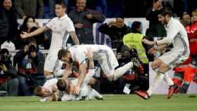 Jugadores del Madrid celebran el gol de Ramos en el descuento ante el Deportivo.