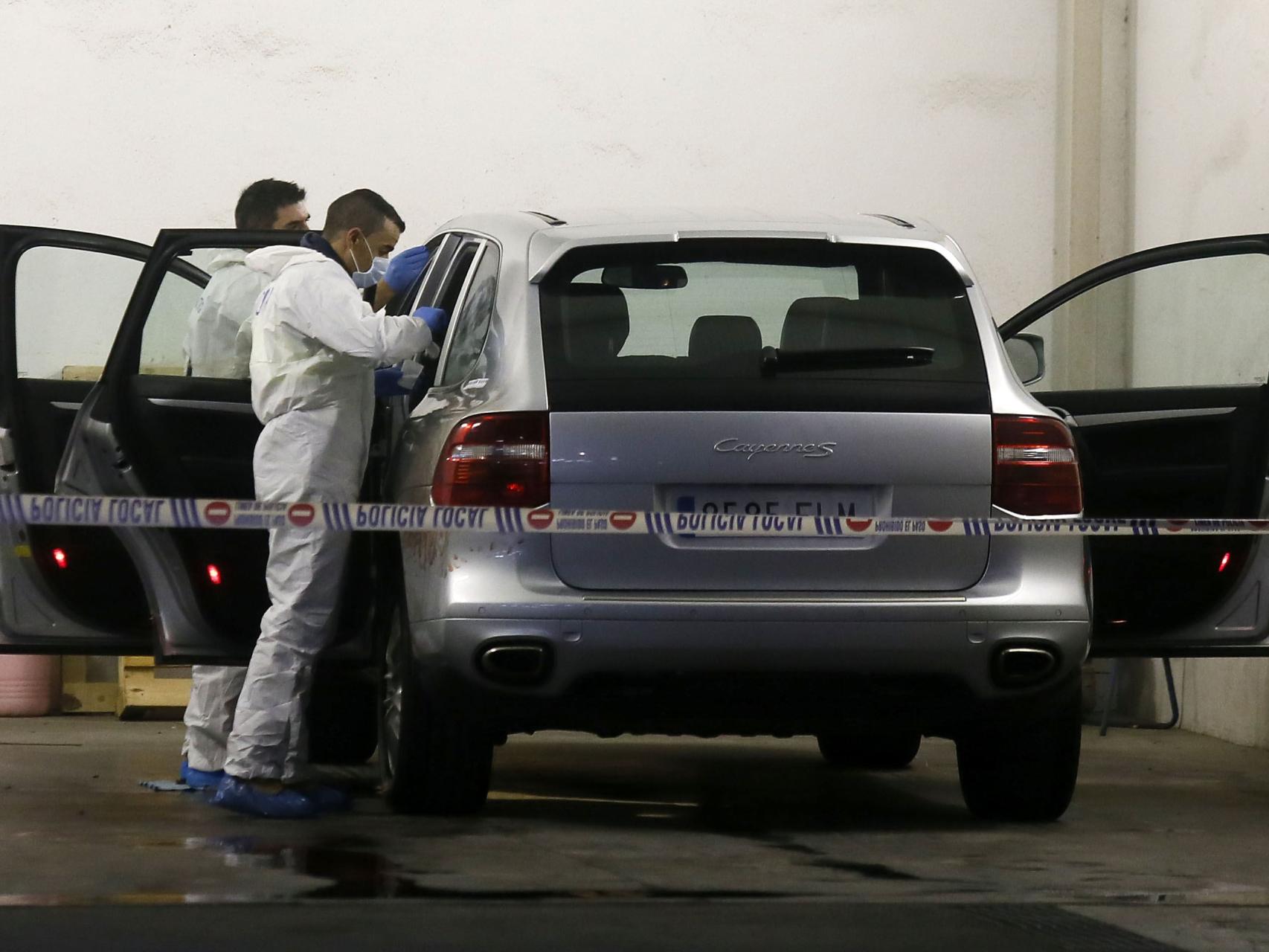 Investigadores analizando el vehículo de la fallecida.