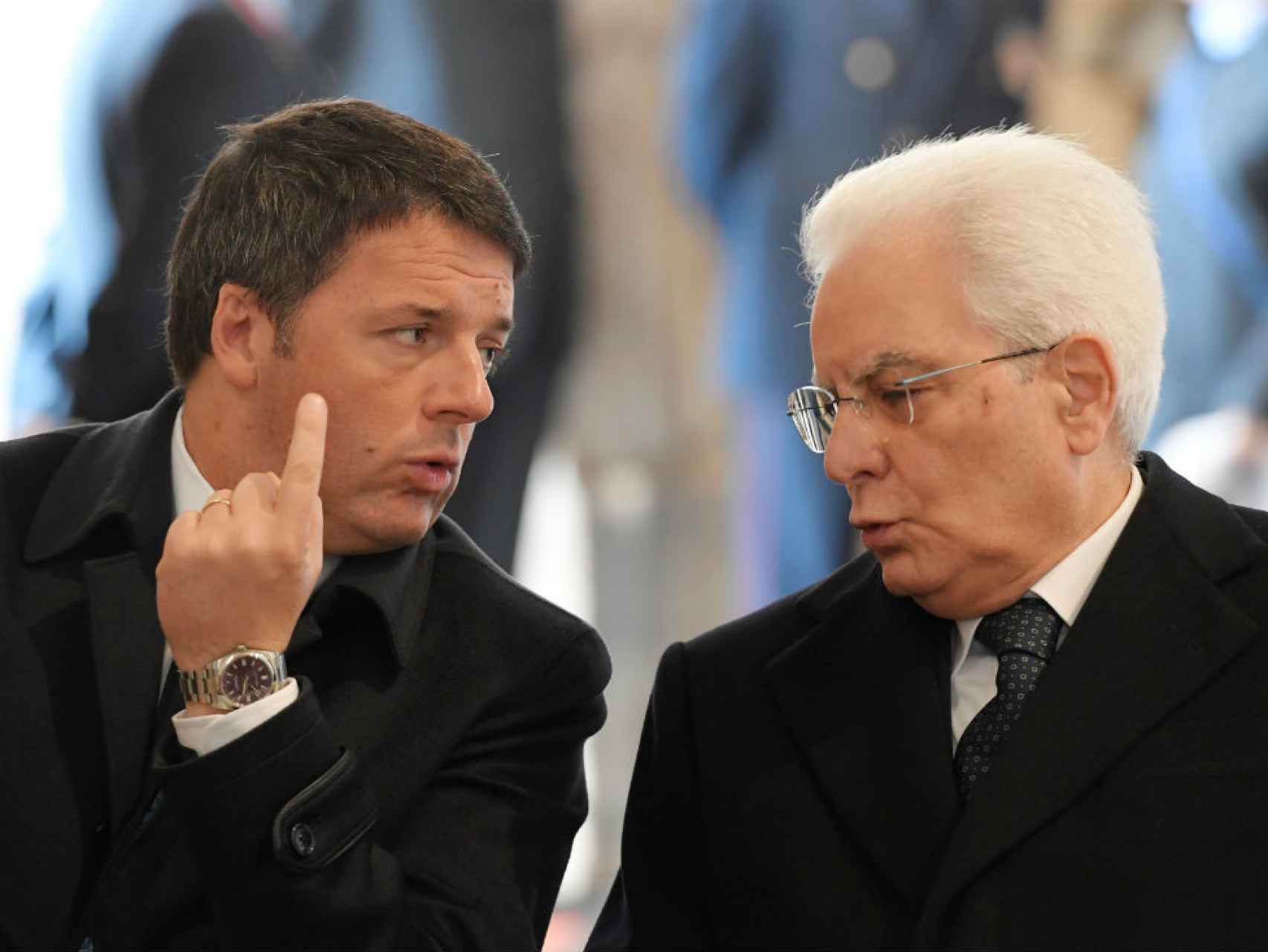 Sergio Mattarella (d), conversa con Matteo Renzi en la basílica de san Pedro.